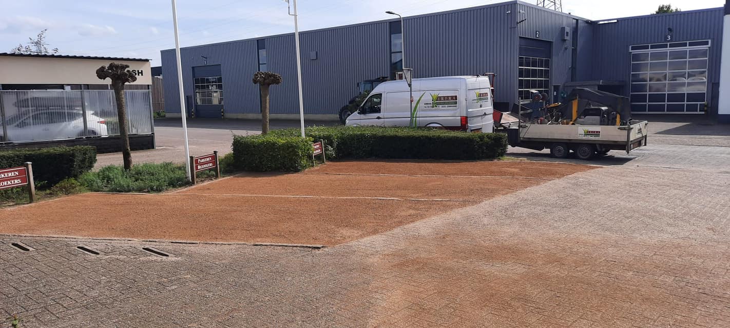 Vernieuwing van de parkeerplaatsen bij Beerten Autoschade.